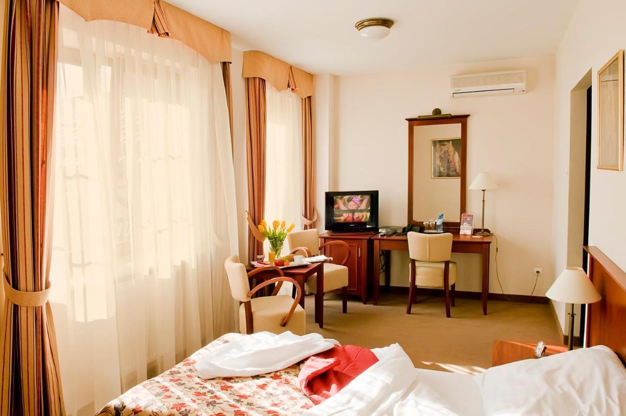 Hotel Dworek*** 斯凯尔涅维采 外观 照片