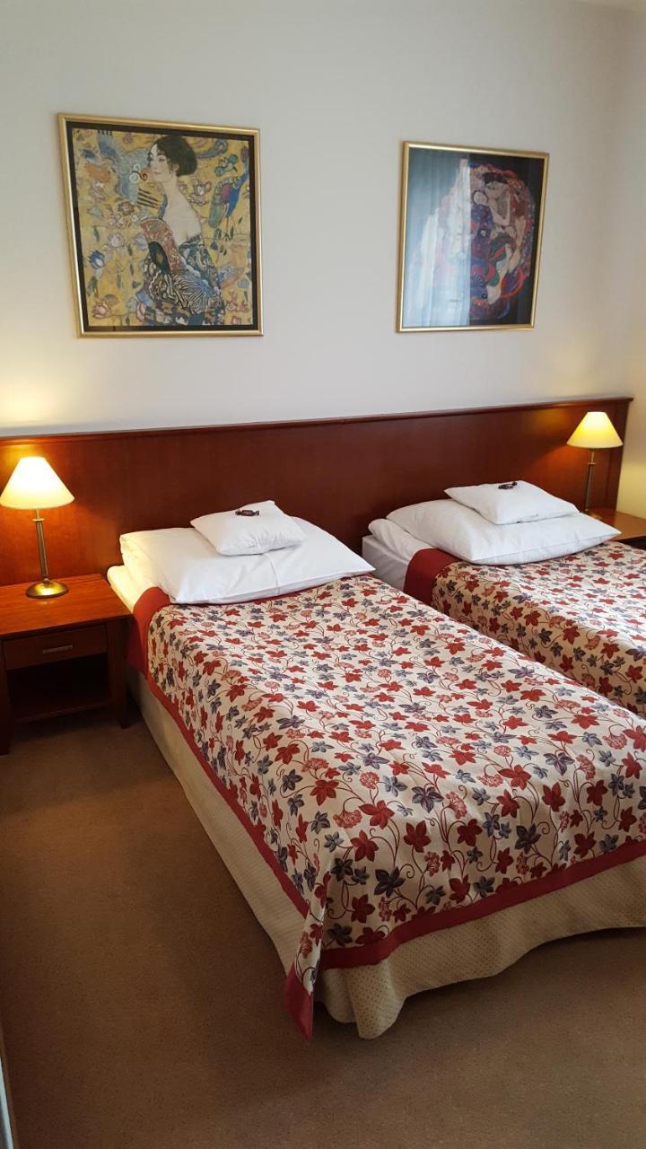 Hotel Dworek*** 斯凯尔涅维采 外观 照片