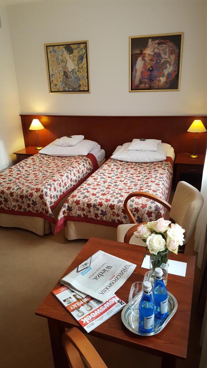 Hotel Dworek*** 斯凯尔涅维采 外观 照片