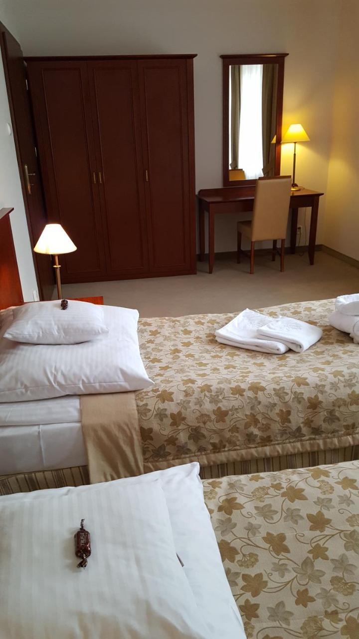 Hotel Dworek*** 斯凯尔涅维采 外观 照片