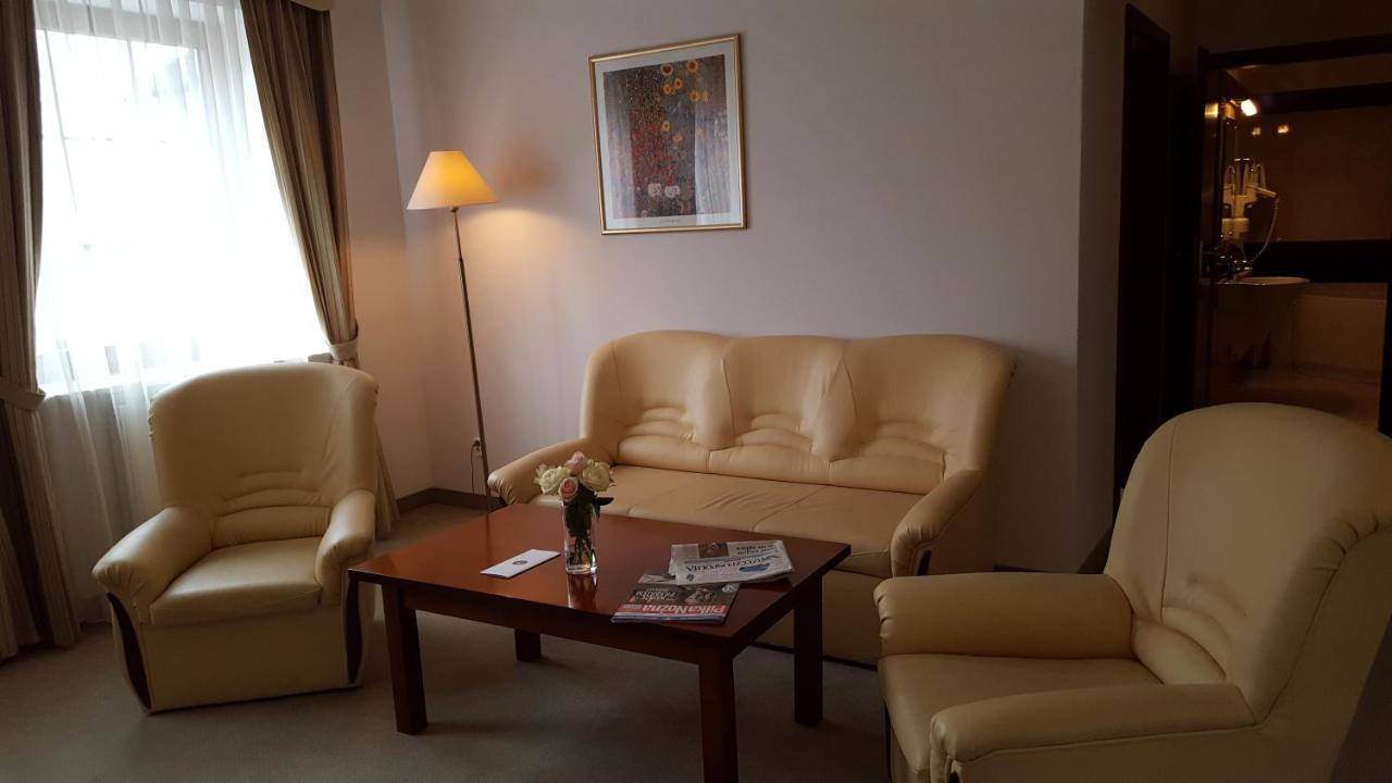 Hotel Dworek*** 斯凯尔涅维采 外观 照片