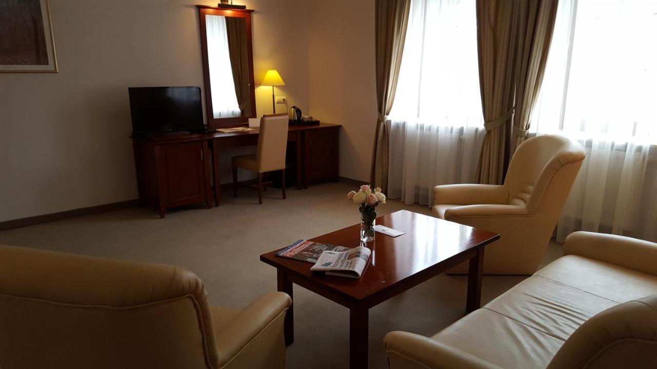 Hotel Dworek*** 斯凯尔涅维采 外观 照片