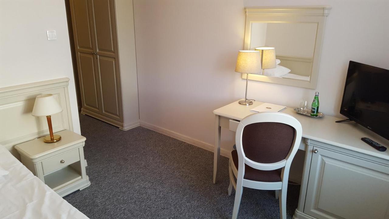 Hotel Dworek*** 斯凯尔涅维采 外观 照片